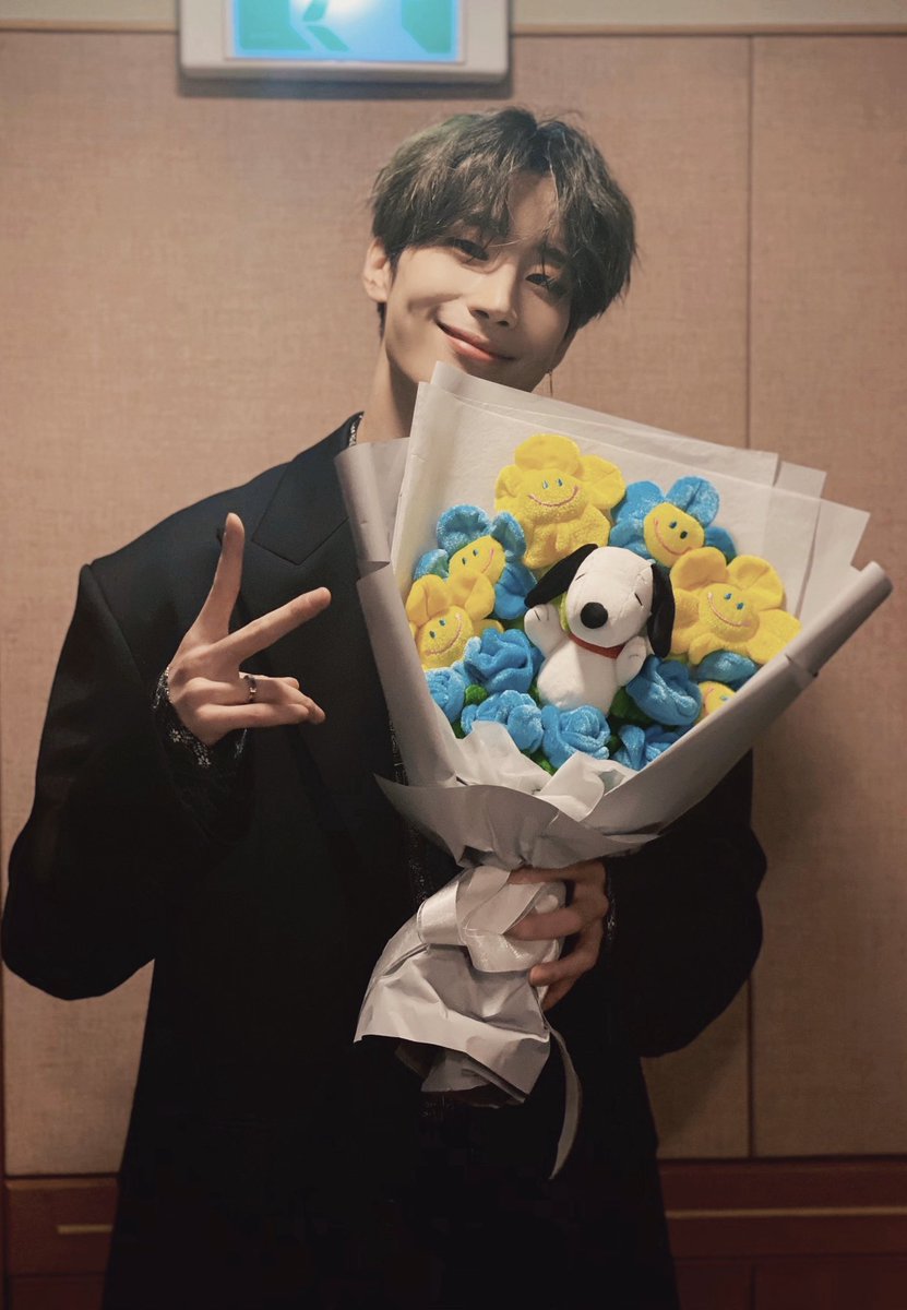imsedjun's tweet image. Congrats Seungwoo hyung for your 1st fanmeeting and welcome back, capt! I’m so proud of you. Please be happy, we will always support you. 🦊🐶🦖🍓🐱🐣🐿