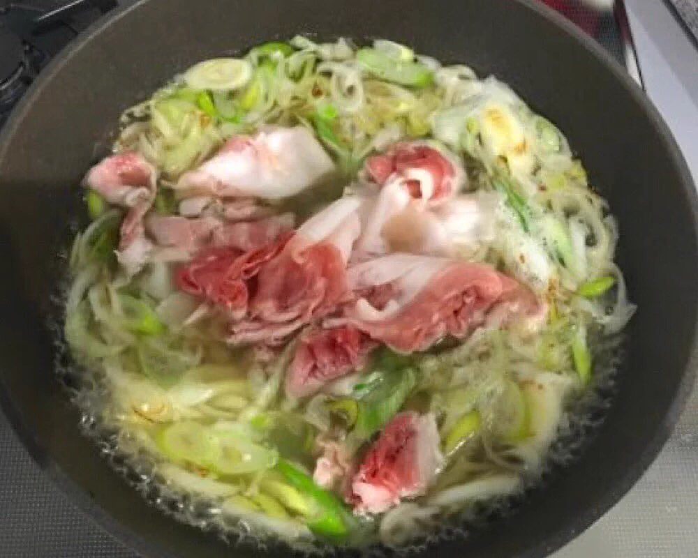 余ったネギを大量に消費したい時に是非！絶品「ネギ豚塩だれスープ」のレシピ！