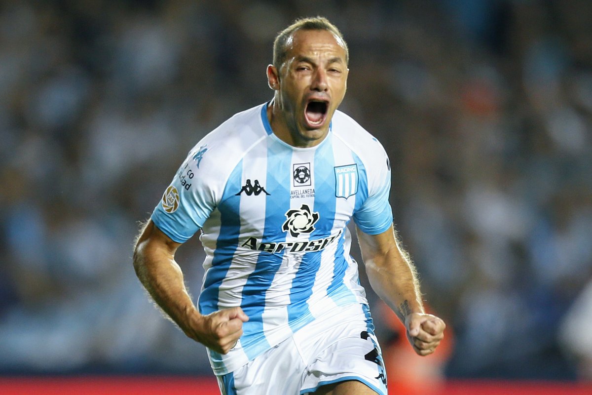 populardiario's tweet photo. 🔴⚽️📸 Marcelo Díaz le dió el triunfo heroico a un #Racing que, con dos jugadores menos, se llevó un #ClásicoDeAvellaneda histórico ante #Independiente por 1 a 0 en el Cilindro 🏟️. ¿Cómo titularías estas imágenes? 🤔📰✍️🏻 https://t.co/FkBqwwtJDR