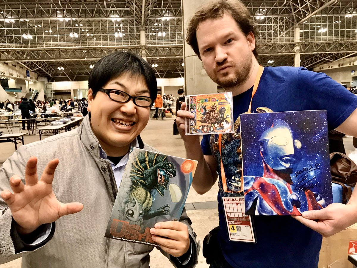大内ライダーさんに呼ばれると、そこにはあのマット・フランクさんが!
ご当地怪獣のテーマのCDジャケットにサインを下さいと…ありがたい。サイン付きの本を頂いてしまったので、たまたま持ってきていたイラストにサインを入れてプレゼント!日米特撮絵描き交流となったのでした!Thanks! 