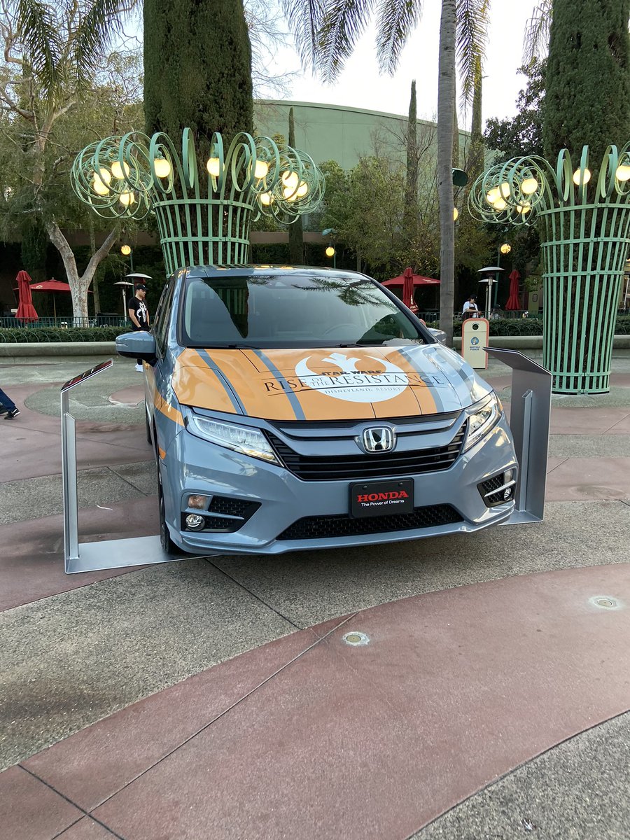 mickeynet017's tweet photo. 今なら、ラブレア・ベーカリーの近くにホンダ・オデッセイのライズ・オブ・レジスタンスモデルがディスプレイされています！！
#MNDLR #ATDisneylandResort https://t.co/kxZXN4pEod
