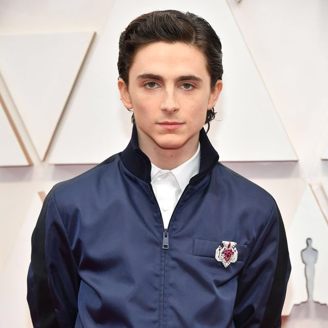 JennyJohnsonHi5's tweet photo. Timothee Chalamet is dressed like a French Olympian from 1982. #Oscars https://t.co/sRBYGsk04A