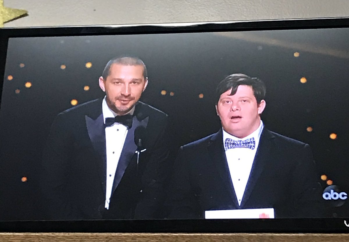 jmc3219's tweet photo. This was my favorite moment of the night. Period. #Oscars #Oscars2020 https://t.co/DSw7v051zj