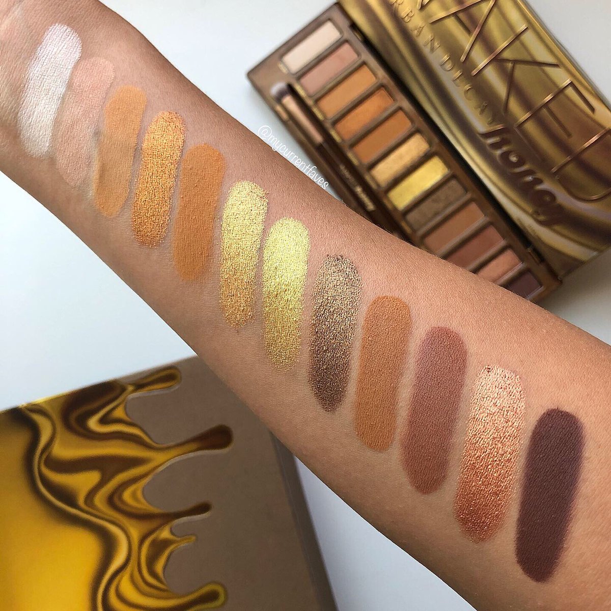 more Yami. While Yugi prefers pencil eyeliner and usually sticks to sheer nude shimmers on his eyes as is usual of Japanese-style makeup, Yami prefers gel eyeliners and heavily pigmented shadows (and will import them at great cost, much to Yugi's dismay)