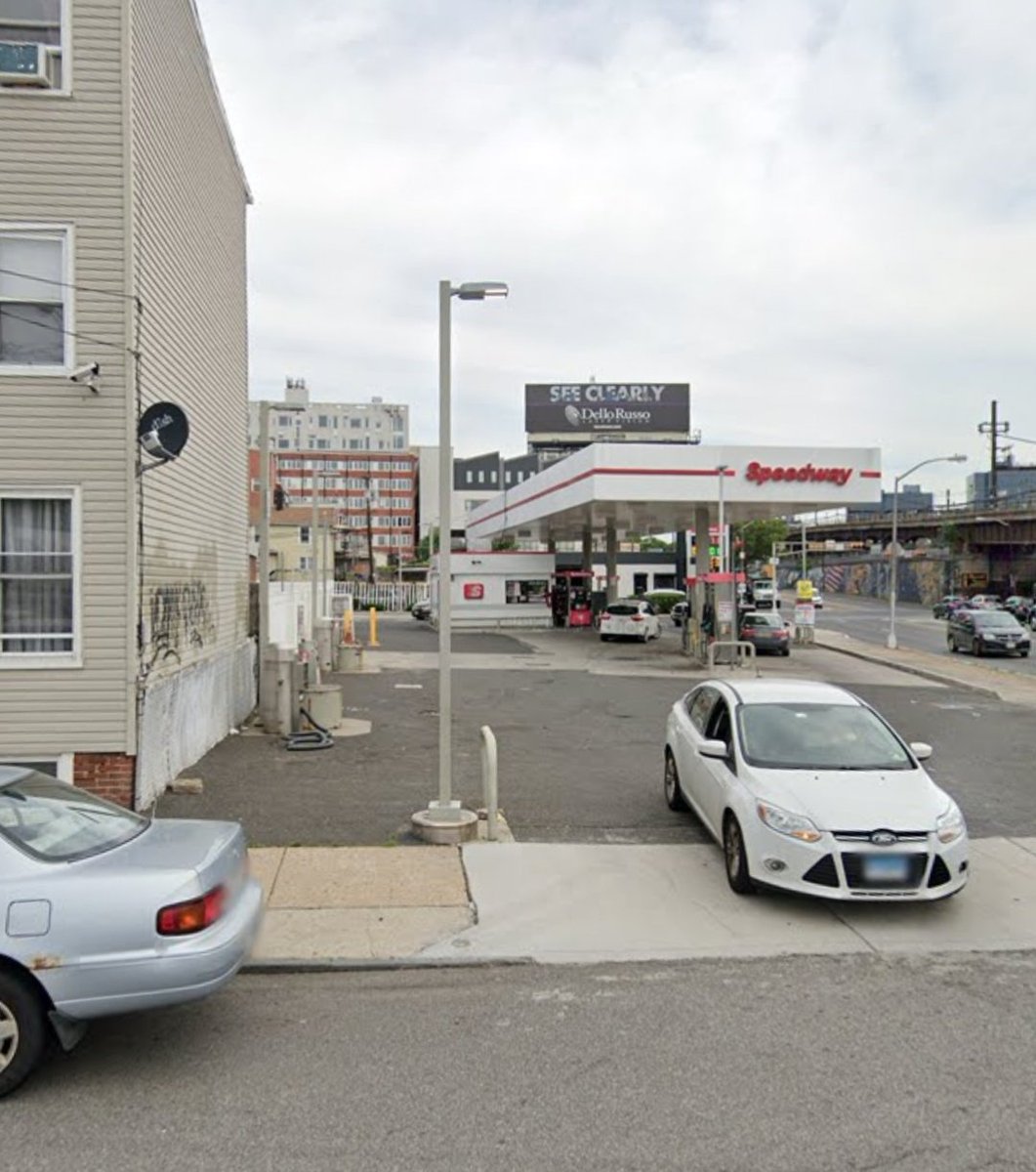 **Avoid**
Speedway gas station on McCarter highway, Newark NJ.

**scamming cards**

Stole my **credit info** and started charging the next day. 

645 McCarter Hwy, Newark, NJ 71024