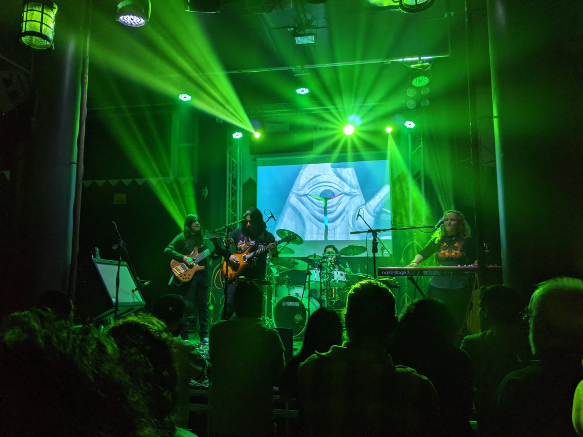 edgarcamelo's tweet image. Little sis rocking hard!!! #ekos #ekosrockprogresivo @EKOSmx @AnaCameloekos