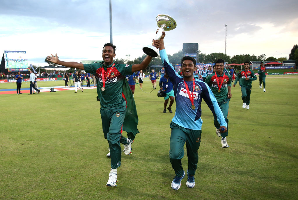 cricketworldcup's tweet photo. 1988: 🇦🇺
1998: 🏴󠁧󠁢󠁥󠁮󠁧󠁿 
2000: 🇮🇳 
2002: 🇦🇺 
2004: 🇵🇰 
2006: 🇵🇰
2008: 🇮🇳 
2010: 🇦🇺
2012: 🇮🇳 
2014: 🇿🇦 
2016: 🌴 
2018: 🇮🇳 
2020: 🇧🇩 

#U19CWC | #FutureStars https://t.co/sK0kC6fW9q