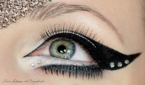 Ryou Bakura goes for a similar vibe as Seto, but because his face is a lot softer he ends up looking just plain tired instead of sultry.Yami however goes the full goth rockstar smoky eye, huge wings and big lashes, especially on the bottom.