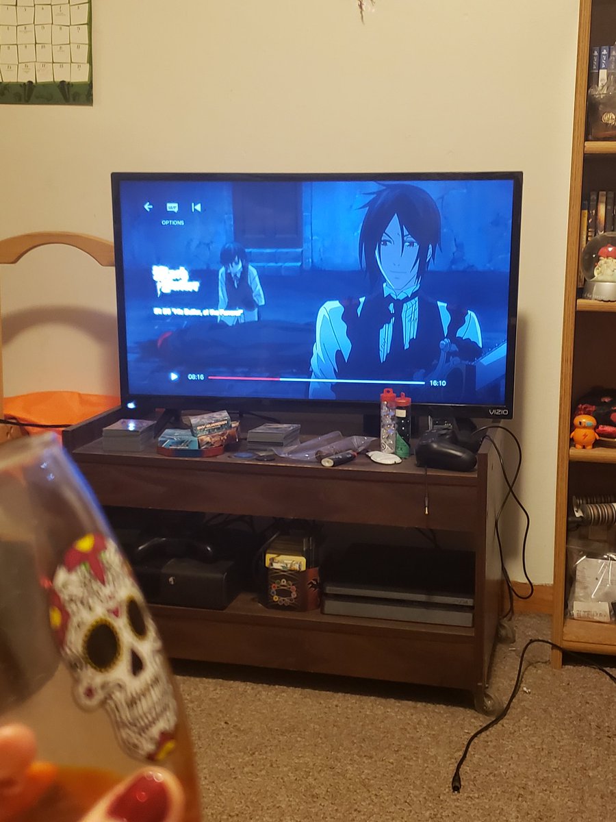 blackrose__17's tweet photo. #blackbutler #lazysunday #pumpkinspice #monochromenokiss https://t.co/pbgW638qCL