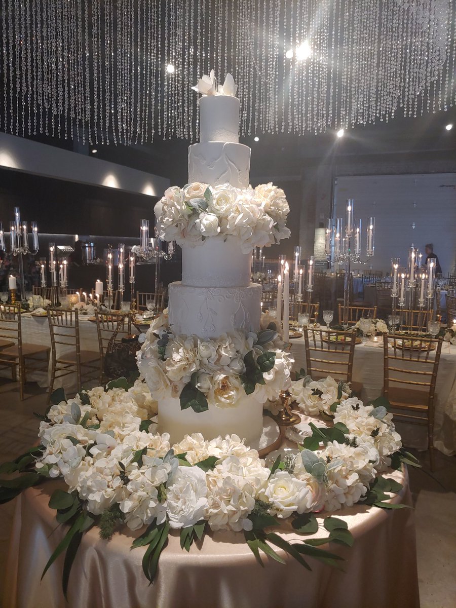 _sara_hannah's tweet photo. Congrats @leahthrasher1 on Trayla's wedding! It was nothing short of perfection! Thank you @kcobb40 for being an amazing Metro date! Who knew we were great fire extinguishers & cake decorators? Let's add that to the resume!🤗
@MetroByTMobile
#ThrasherWedding
#WolfpackWedding https://t.co/2G3TjLViC8