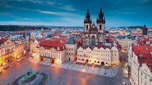 Chi sa vedere le cose belle....
è perché ha la bellezza dentro di sé.
✍️Gustave Klimt

#Buongiorno 

#CittàDArteNelMondo #CasaLettori
@CasaLettori 

L'Orologio Astronomico e la Madonna di Tyn - #Praga
📷Thinkstock