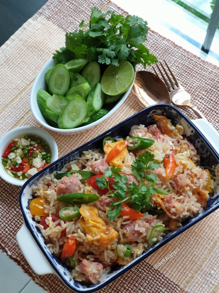 KwansriR's tweet photo. ข้าวผัดแหนม..ซื้อกินได้แหนมน้อยผัดกินเองใส่เต็มเลย😆😆😆#maekwansri เด็กๆลองผัดกินเองดูนะ เอามาอวดด้วยนะ🤟🤟🤟สูตรจ้ะ https://t.co/V3Eqwf6Jn4 https://t.co/0OXCJJ0T2Z
