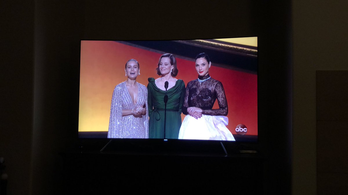 EyesOnJesss's tweet photo. Stunning! #Oscars #AcademyAwards #allwomenaresuperheroes https://t.co/lUs1kOe3dm