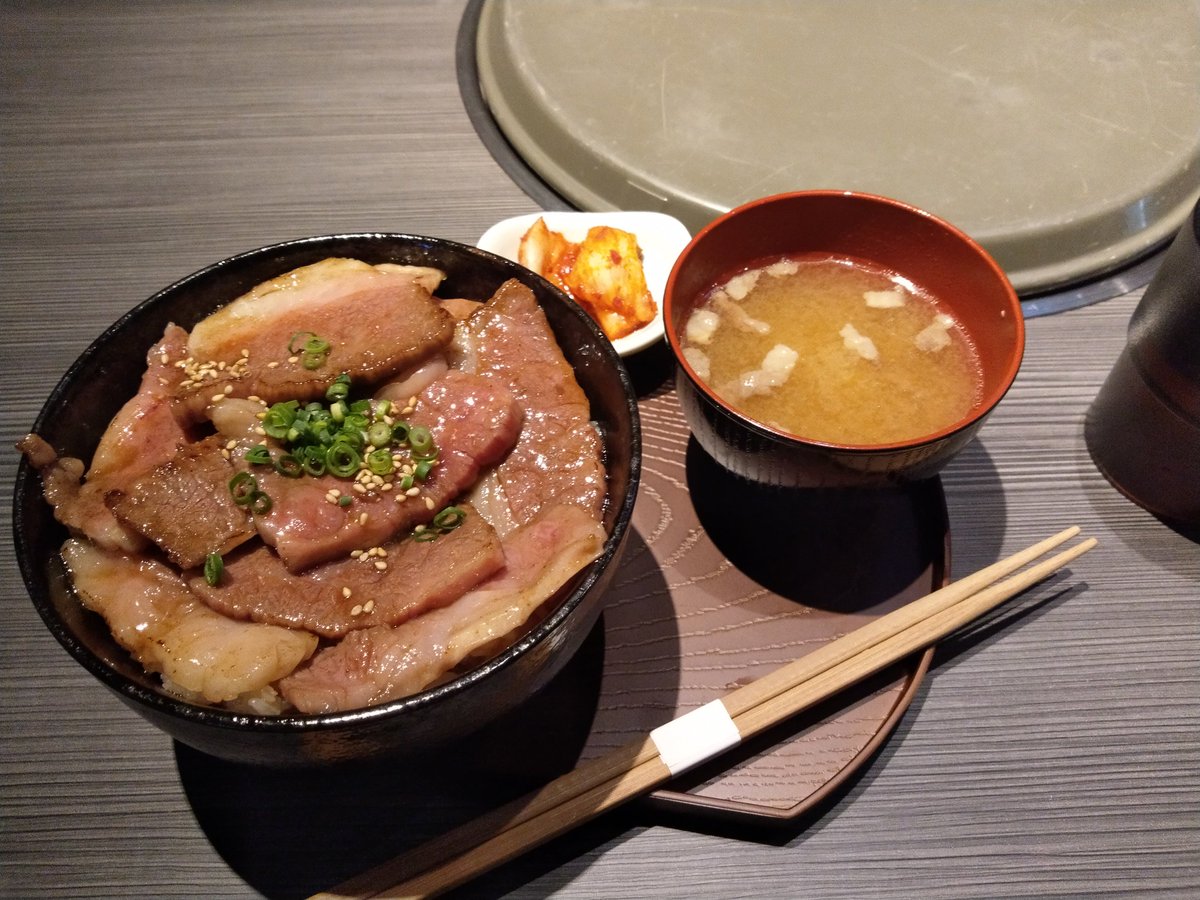 Teruyoshi Norikawa 今日のランチは新橋の黒毛和牛敷島で 黒毛和牛切り落し丼千円 レンガ通り美々卯の隣地下 敷島ファーム直営店 無茶オシャレ 先週からランチ始めたらしい メニューはこれ一本 半セルフ 黒烏龍茶飲み放題か うむ これは確かに美味しい