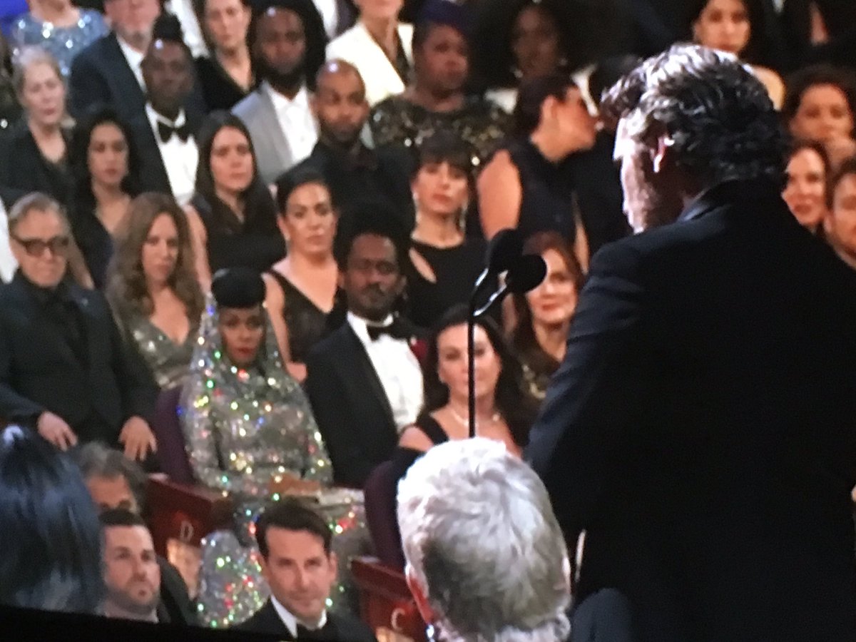 “Nadie tiene derecho de usar su poder en contra de otros”, afirma #JoaquinPhoenix en el discurso más político de la noche a favor del medio ambiente, de la diversidad, de la equidad de género... y contra el trumpismo. #Oscars2020