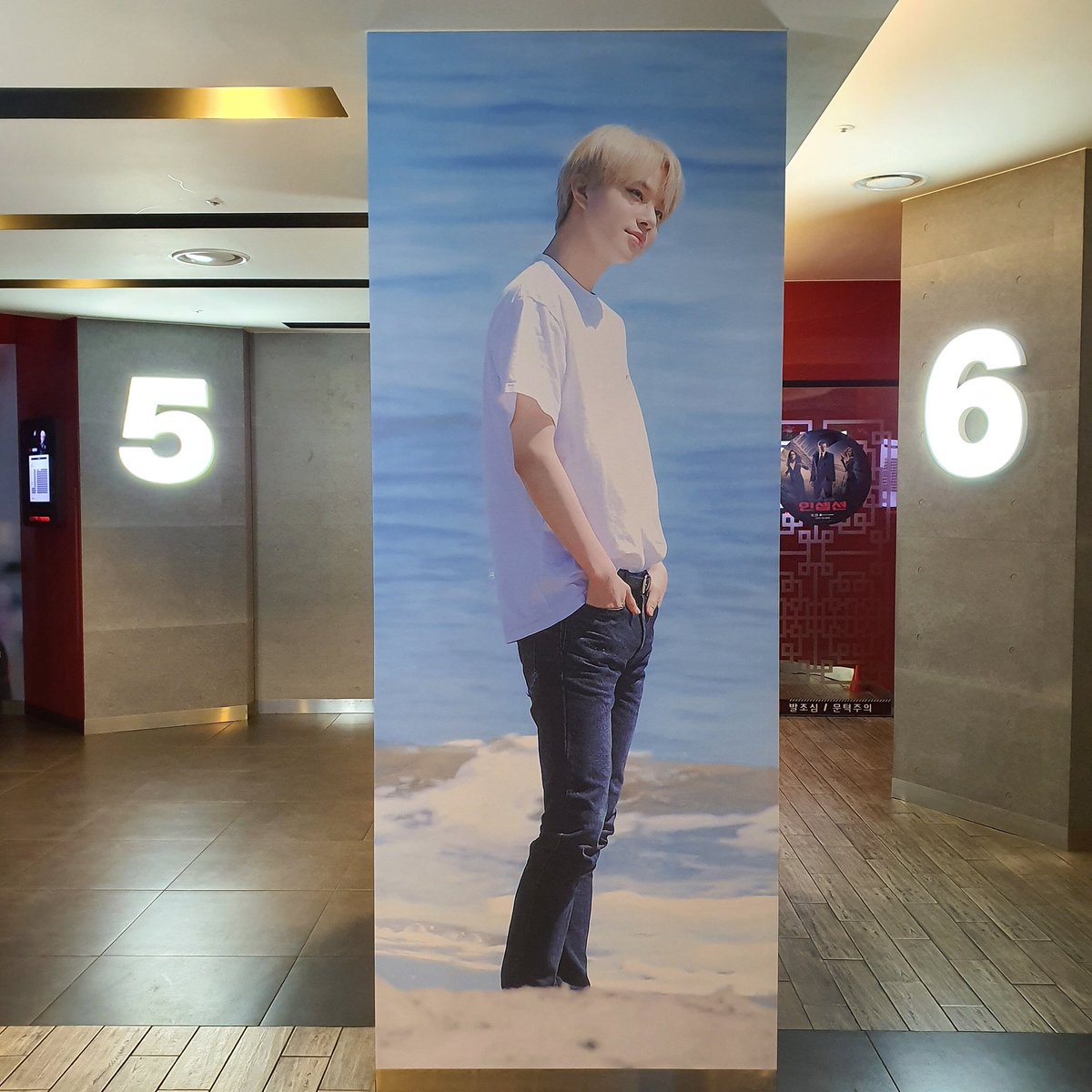 NE0ZEUS's tweet photo. un fansite de jungwoo hizo un cinema brand que vendría a ser un cine decorado con la temática de jwoo, desde los vasitos hasta las entradas tienen su foto. miren lo precioso que es, hasta ahora es el proyecto más grande y todavía quedan aún más y en serio ojalá woo pudiese verlo https://t.co/nZnH2Bd8lG