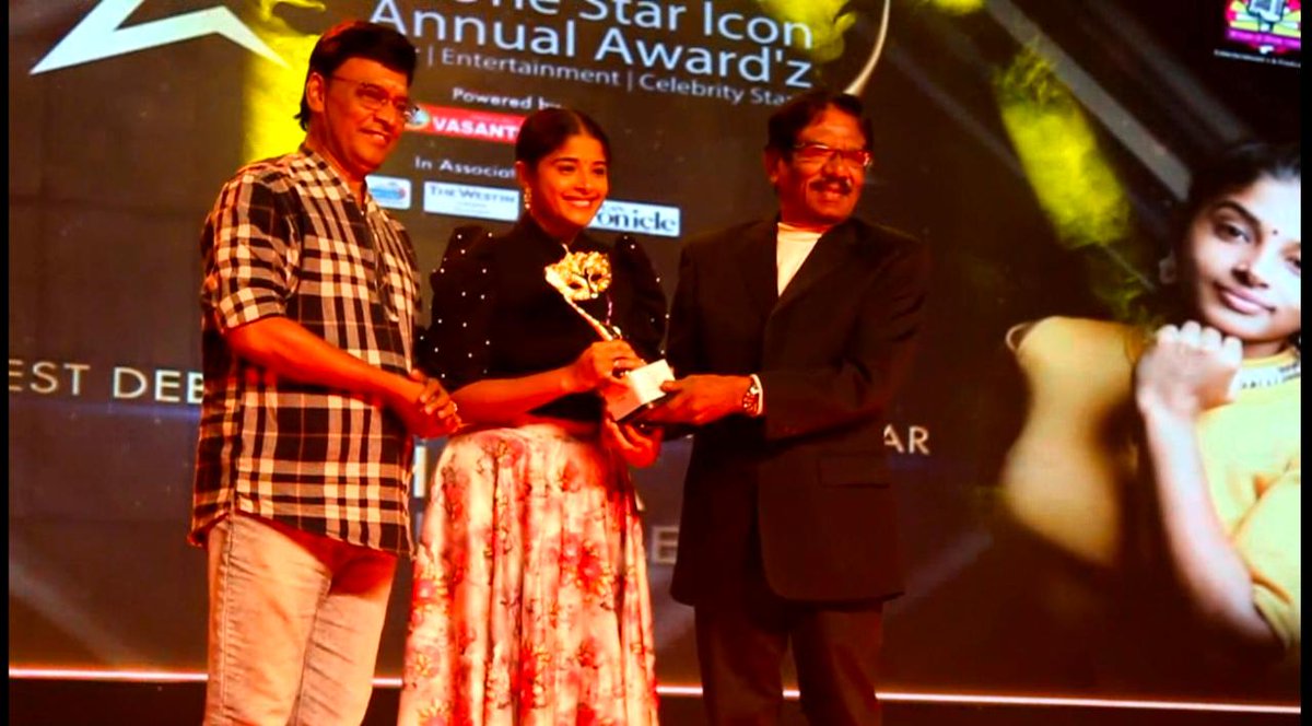 kalakkalcinema's tweet photo. .@sheelaActress Received Best Actress (intro) Award presented by Legends #BharathiRaja #BhakyaRaj at
#StudioOneStarIcon Annual Award'z @johnmediamanagr https://t.co/ph5bLdCbqL