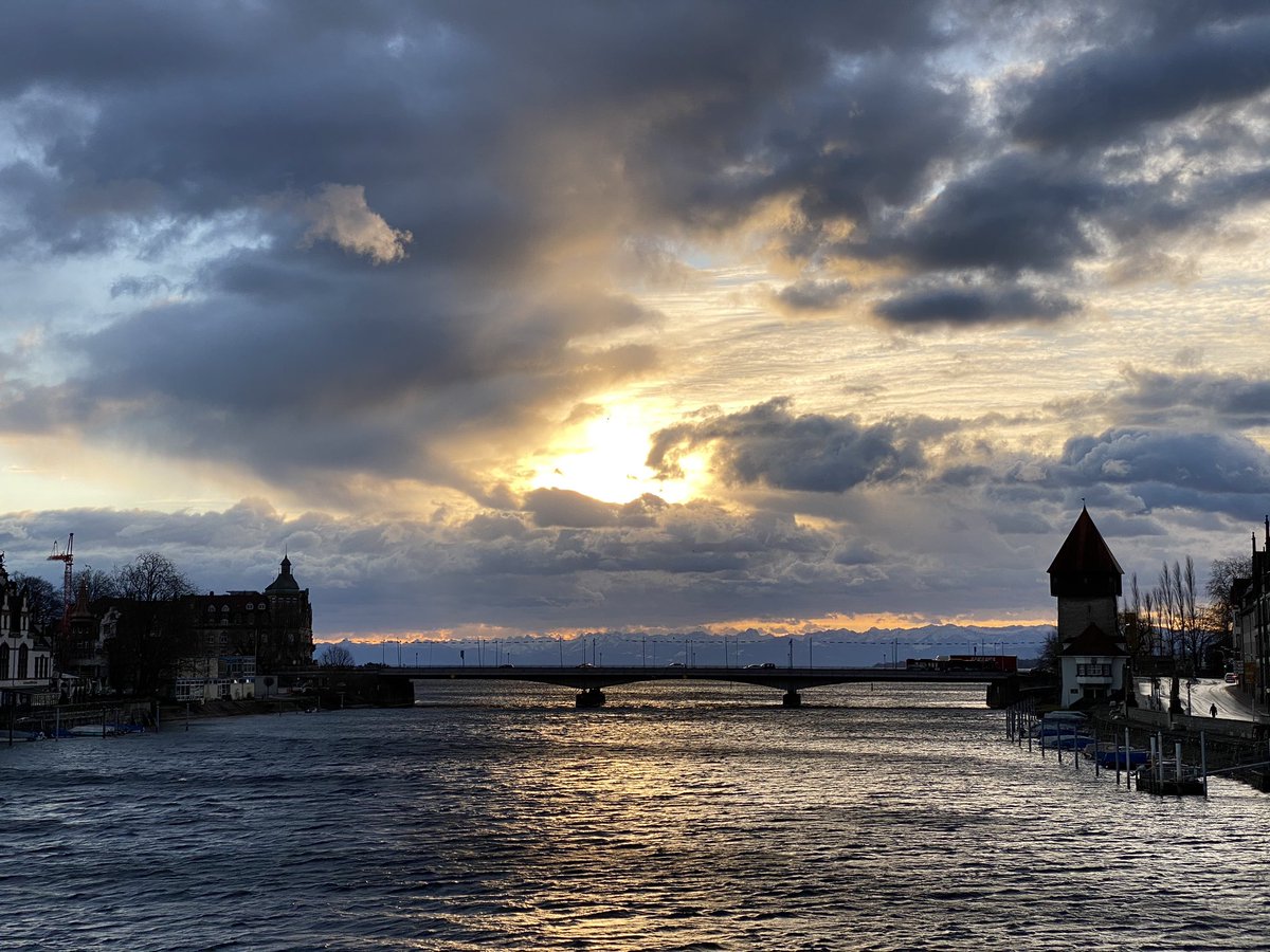 Wir haben in #Konstanz nochmal richtig Feuer gemacht, bevor das #Sturmtief #Sabine ankommt ... 
.
Warum wir das machen? Weil wir es können. Und weil wir es wertschätzen, das Wetter und den Blick.

#gastfreundschaft am #bodensee 
( #SturmtiefSabine )
