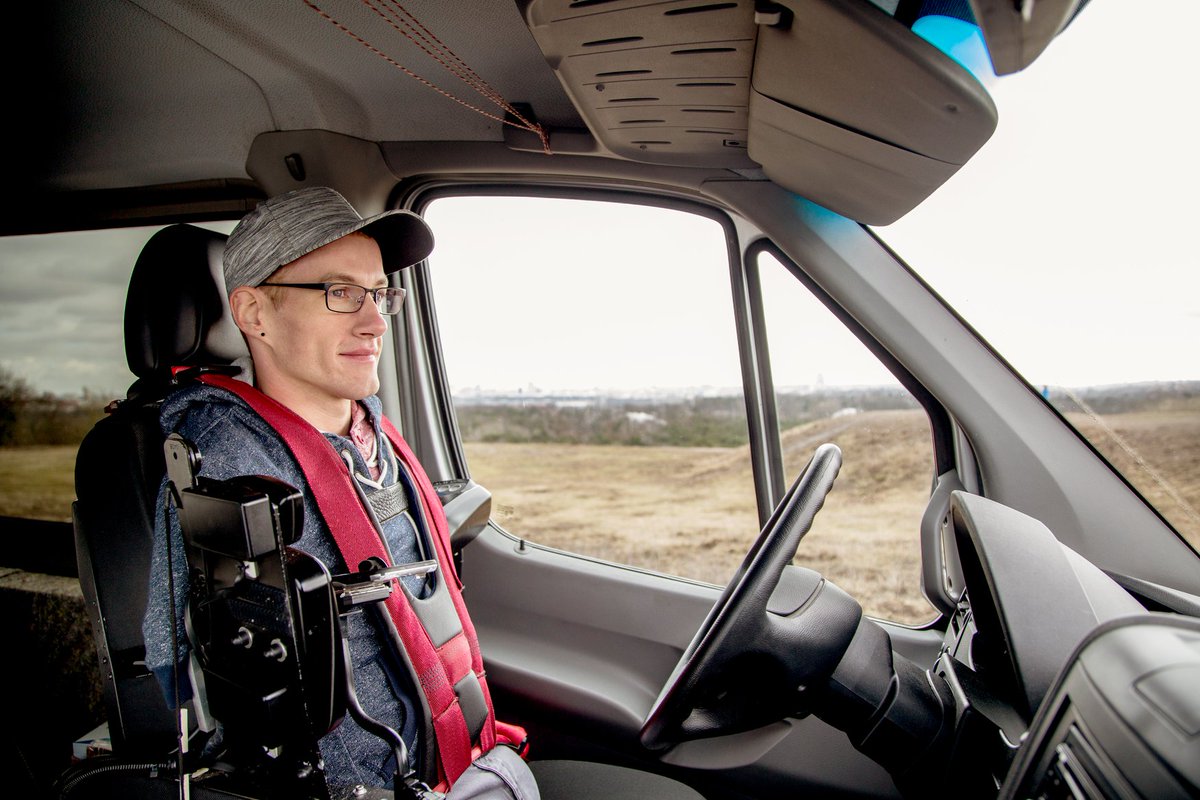 Paravan_Mobil's tweet photo. @Janis_mcdavid ist neuer #PARAVAN_Mobil Markenbotschafter! Als Mensch, Autor und Speaker begeistert er! Ohne Arme und Beine geboren, zeigt er eindrücklich, dass Grenzen nur in den Köpfen existieren. Mit Janis wollen wir Mut machen. Fotos: Katy Otto
https://t.co/joWqtCpR47 https://t.co/dGbnXxiIhF