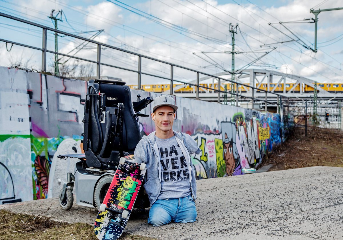 Paravan_Mobil's tweet photo. @Janis_mcdavid ist neuer #PARAVAN_Mobil Markenbotschafter! Als Mensch, Autor und Speaker begeistert er! Ohne Arme und Beine geboren, zeigt er eindrücklich, dass Grenzen nur in den Köpfen existieren. Mit Janis wollen wir Mut machen. Fotos: Katy Otto
https://t.co/joWqtCpR47 https://t.co/dGbnXxiIhF