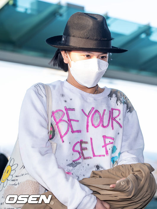 Misa ᴗ Twitterissa Chaeyoung Customized Her Whole Outfit Today In Her Own Style On Her Shirt Be Yourself I Love You But I Don T Know Tomorrow On Her Bag