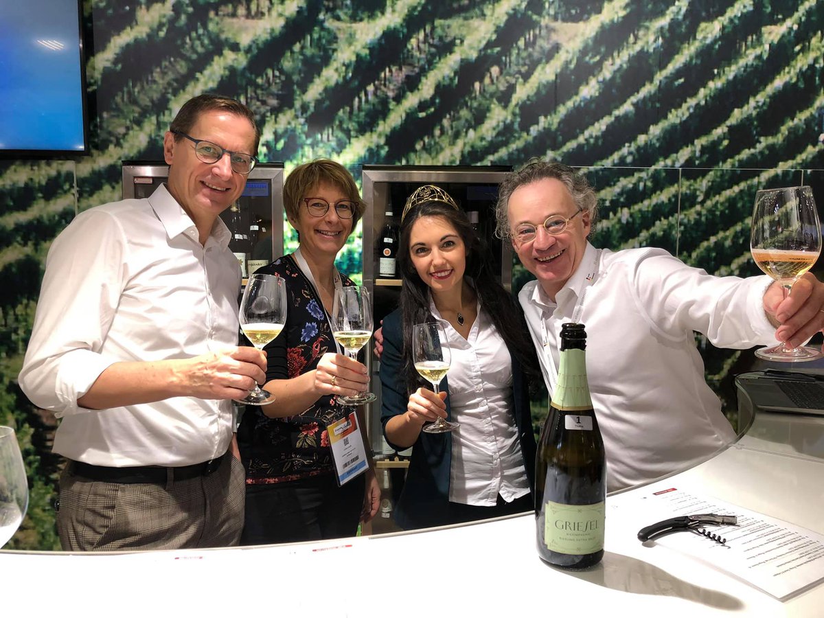 weininstitut's tweet photo. Es kann losgehen Deutsches @Weininstitut #Vinexpo in #Paris hall 7 Stand H37 https://t.co/ZH6LJVLCmQ Zusammen mit #CarolinHillenbrand #UlrikeBahm #SteffenSchindler
#duitsewijn #rieslingrocks #generationriesling #riesling #VinexpoParis @deutscheweine https://t.co/9hwzsHFzZA