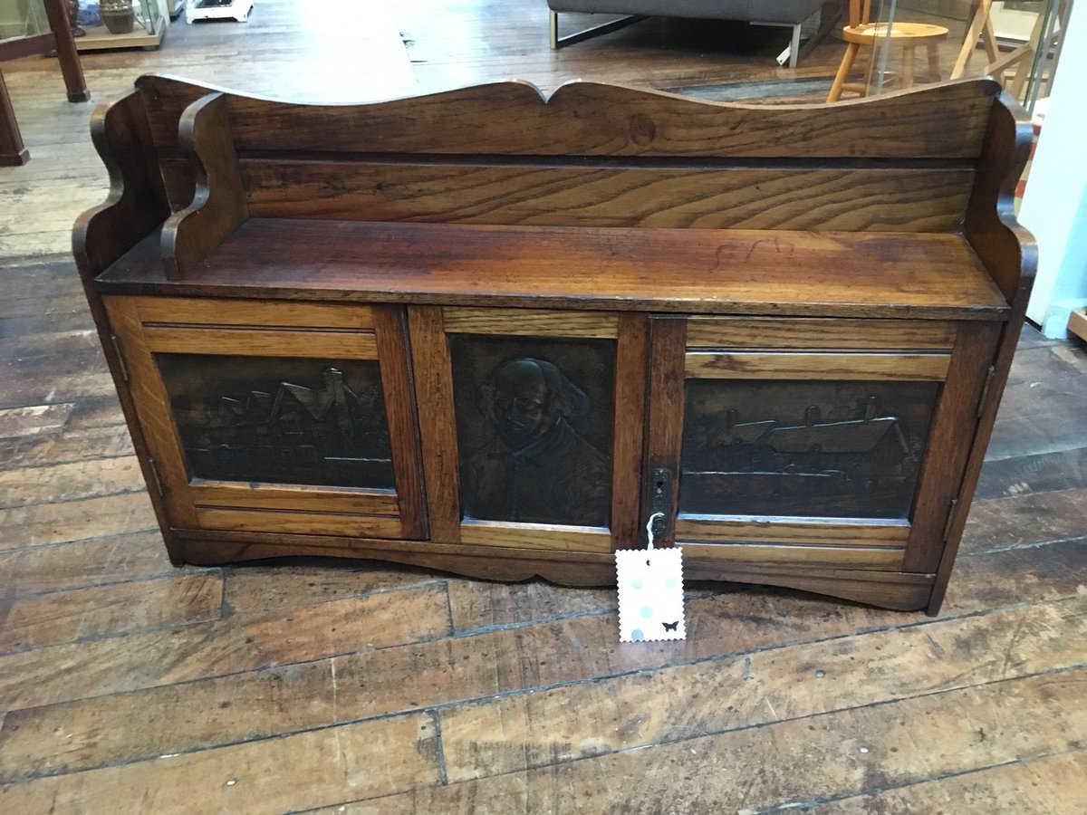 TRAACantiques's tweet photo. This is a fabulous Oak hanging Stationery Cabinet with doors depicting Shakespere and a sliding book rest to top. You can find this on TLC Antiques & Collectables Unit. Why not come and have a look today. #oak #stationerycabinet #shakespere #bookrest #antiques #bakewell https://t.co/Ny8E8DVUJ3