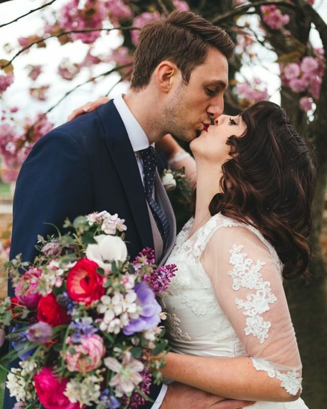 Another awesome blast from the past today! When I was going through my portfolio images and deciding what to keep I just knew that this one had to stay in. Ruth and Paul got married back in 2017 at the amazing @lillibrooke_weddings, and I’m actually retu… ift.tt/3bsBZeM