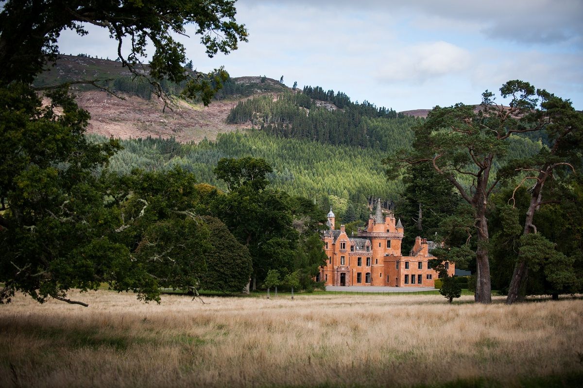 Fancy adventures the #Highlands in summer? Take a tour of Loch Ness by boat to take in the stunning ruins of #UrquahartCastle, returning to your luxury base at the Castle buff.ly/2v4SFrR #exclusiveuse #lochnesscastle