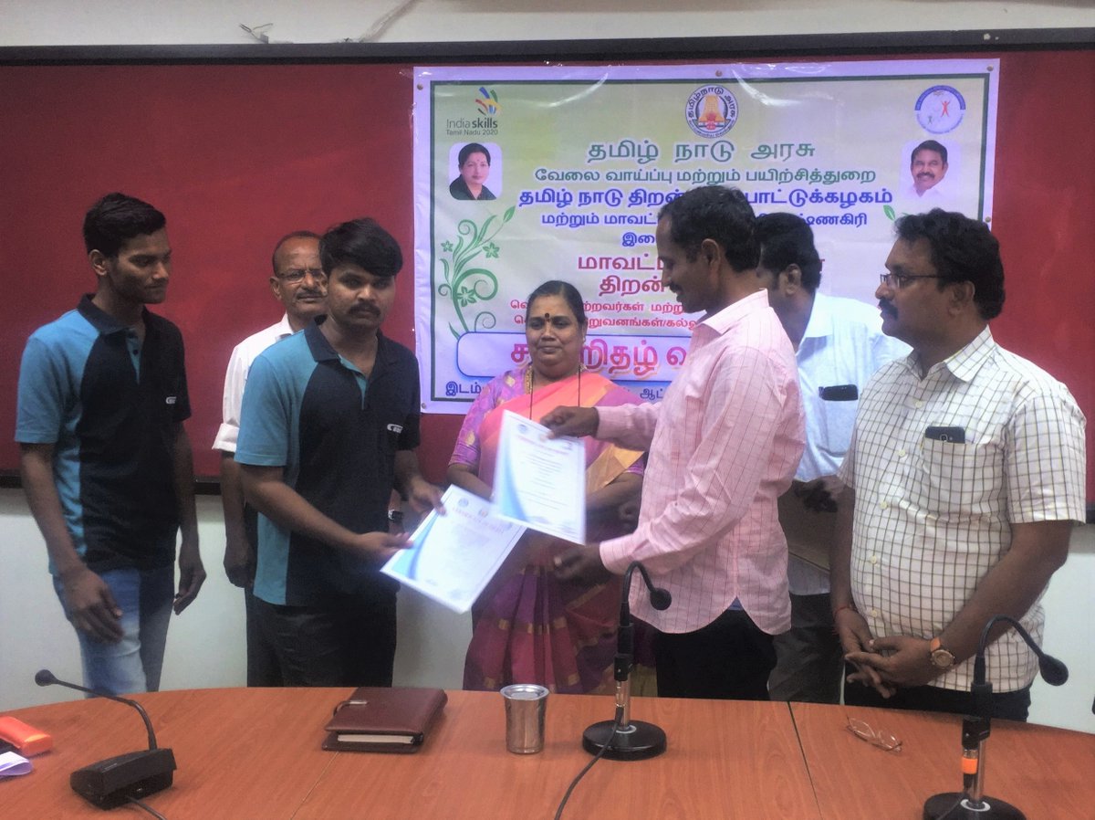 Skillsonics's tweet image. Skill Competition in Tamil Nadu - STEP students receive certificates for outstanding results and SkillSonics for excellent support of the competition by Honorable District Collector of Krishnagiri #STEP #SkillSonics #skilltraining #india #swissindianVET