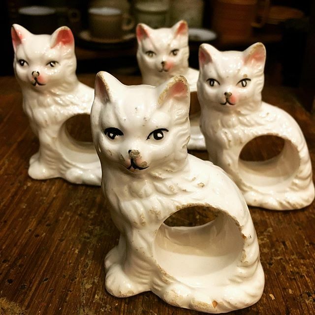 Vintage cat ceramic napkin rings #mlpshop #napkinrings #vintagenapkinrings 
今までに見た中で一番可愛いナプキンリング（１個３５００円） ift.tt/2HaP8LH