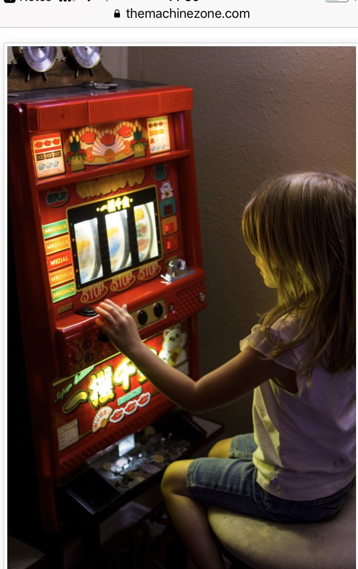 ребенок играет в игровые автоматы