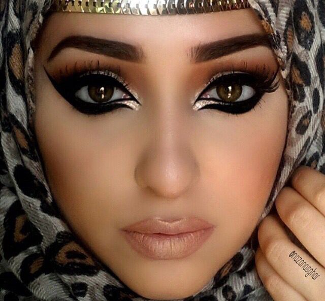 Ishizu not as heavily highlighted as Marik but wears fairly similar makeup otherwise, just toned down and smoked out, and without his extreme graphic liner (tho still quite bold!!!)