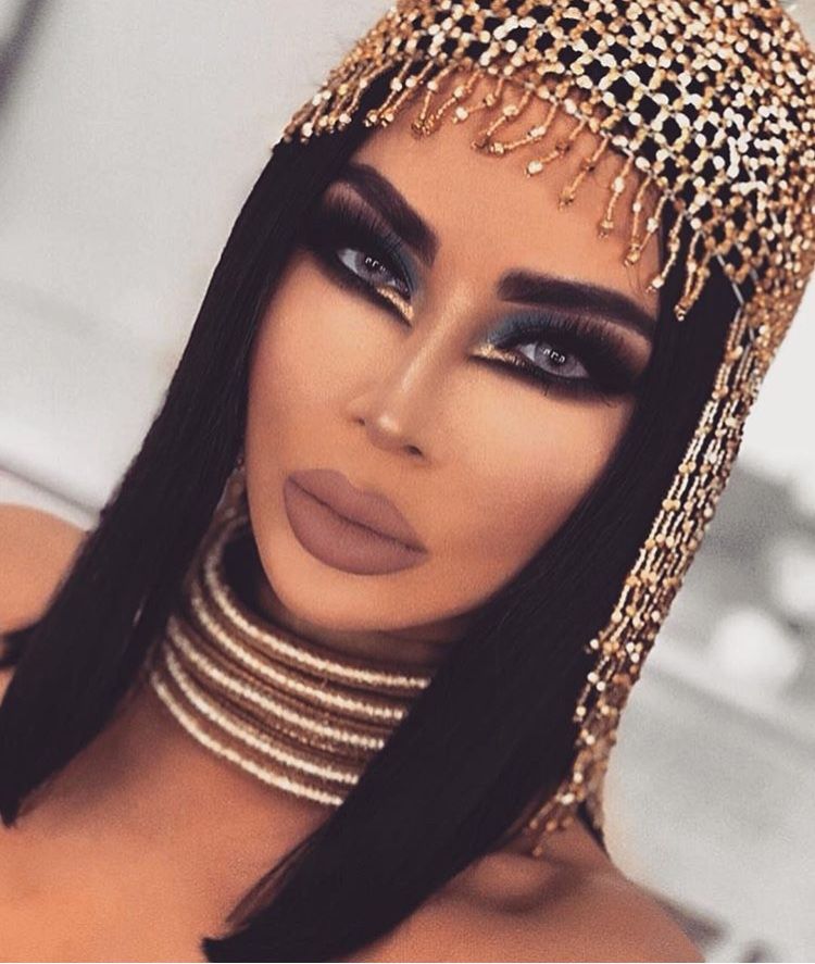 Ishizu not as heavily highlighted as Marik but wears fairly similar makeup otherwise, just toned down and smoked out, and without his extreme graphic liner (tho still quite bold!!!)