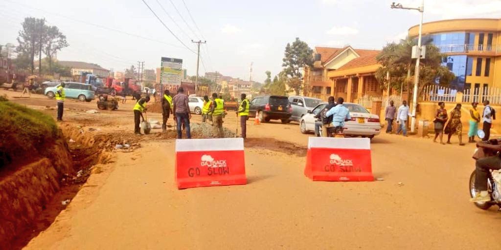UNRA_UG's tweet image. Our maintenance team is handling the impassable sections along #Kinawataka road. Works continue today. #UNRAworks