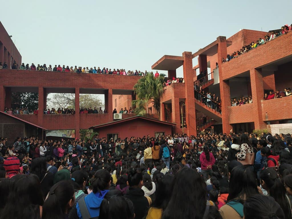 DuSays's tweet photo. Students of Gargi gather together to speak with the teachers and the principal about the security breach during the college fest.
#AskingForAnswers
#GargiCollege https://t.co/u2qWscWBZU
