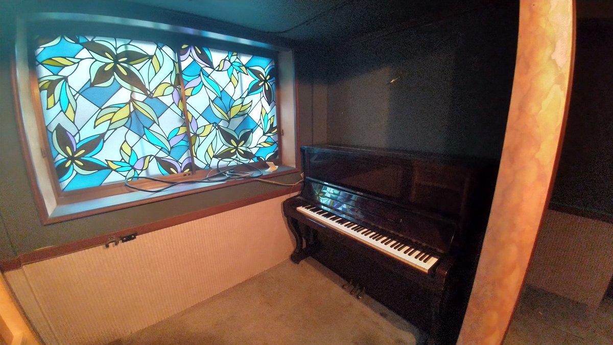 嵐 弾次郎 大阪で閉店された十三クラブウォーターさんにあったアップライトピアノをお譲り頂けました しっかり弾かれたピアノ 俺はピアノ弾けませんがもし綾部あたりで練習などに弾きたい人いたら言うてください