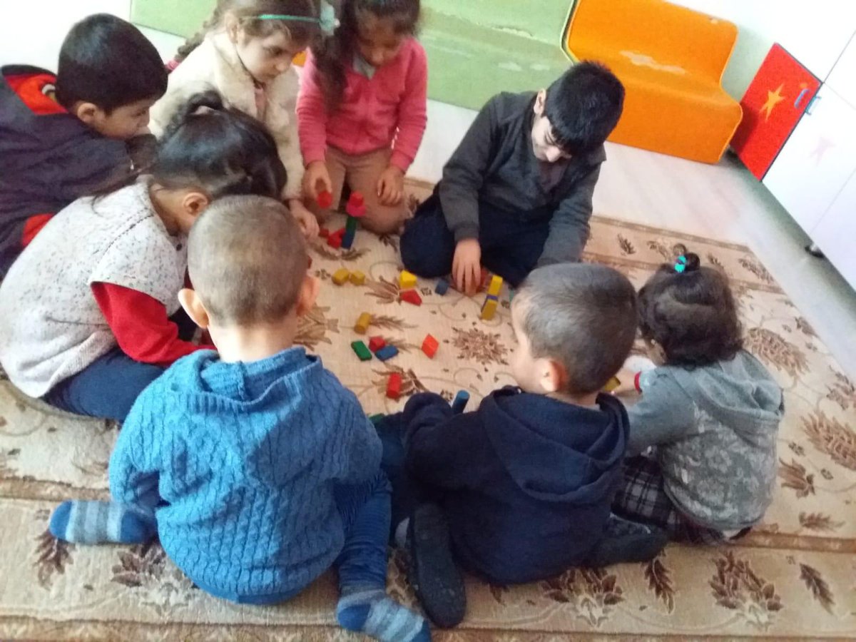 Bingöl Valiliği 2023 Vizyon kapsamında Bingöl S.Y.D.V  tarafından kurulan Aile Destek Merkezinde "ADEM İLE YARINLARA DAHA GÜÇLÜ KADINLAR" sloganı ile kadınlarımıza kurs verilirken çocukları da anasınıfında eğitim görmektedir.<a href="/bingolsydv/">bingolsydv</a> <a href="/bingolvaliligi/">T.C. Bingöl Valiliği</a> <a href="/2023Bingol/">2023 Bingöl Vizyonu</a> <a href="/seyhansavas12/">SEYHAN SAVAŞ</a>