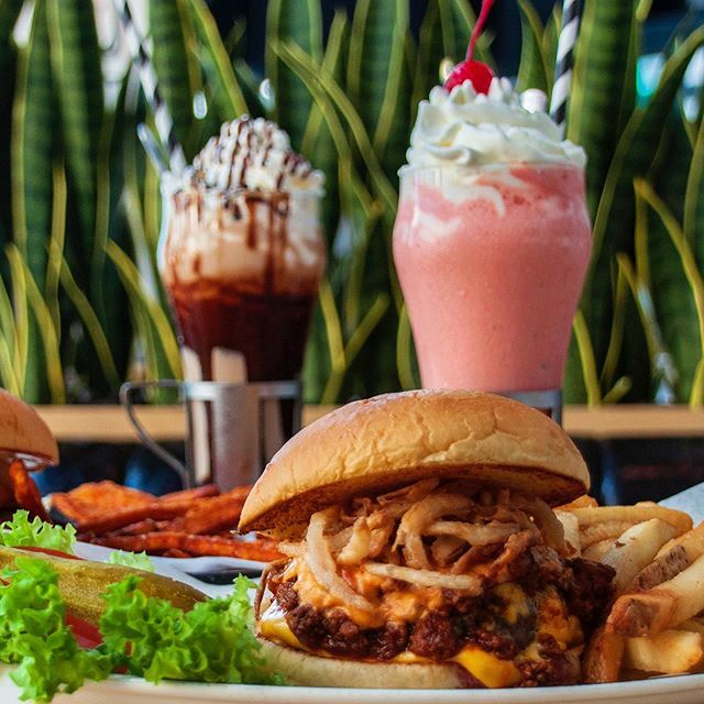 BlackTapKSA's tweet photo. خذّها كاملة، خلّها وجبة صَح! 🍔 can't go wrong with this COMBO #blacktapksa #blacktapthat #burger #milkshake https://t.co/Qh41KN0OM9 https://t.co/ZNgxXCaG5T