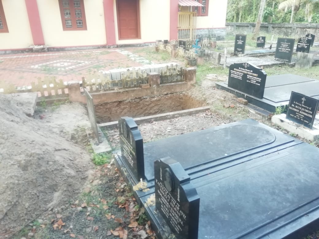 liz_ninan's tweet photo. Kattachira,Kerala:Tomb of Jacobite Parishioner is broken by Indian Orthodox. IOC people removed bones inside tomb.Authorities pls take immediate action against these culprits
#BanIOC #RespectDead @CMOKerala @HMOIndia @24onlive @mathrubhumi @asianetnewstv @OHCHRAsia @amnesty @CNN https://t.co/KsKw2D9OgO