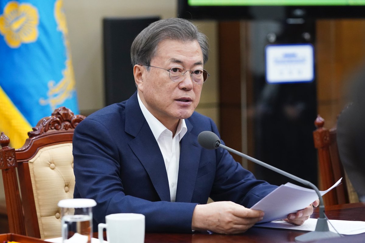 사람의 진면목은 위기의 순간 알 수 있고, 국가의 진짜 역량도 어려움에 처할 때 드러납니다. 신종 코로나바이러스에 대해서도 정부는 국가의 역량을 총결집하여 대응하고 있고, 국민은 높은 시민의식을 발휘하고 있습니다.

www1.president.go.kr/articles/8093