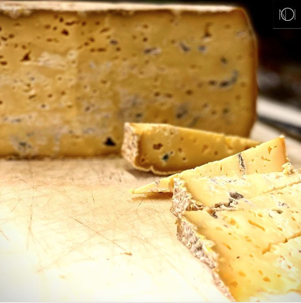 La quintessence de notre cuisine.
Le Strachitunt, autrefois consommé en famille par les fromagers, est devenu aujourd'hui un fromage rare, prisé et très demandé. 
À goûter sans plus tarder !
📷<a href="/n/">Naoki  Hiroshima</a>.o.irestaurant

#visitbergamo #bergamojustamazing