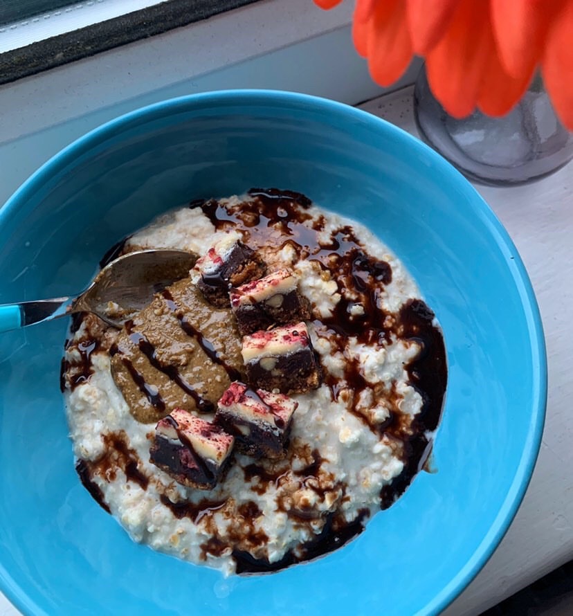 Breakfast goals 💪 Porridge mixed with layers upon layers of gluten-free delights, including our slices 🌱😎
📸: @mollydoesnteatwheat