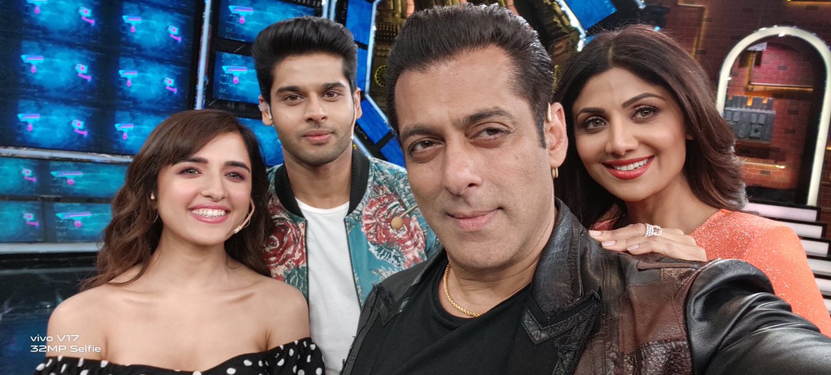 ShirleySetia's tweet photo. The #Nikamma selfie w/ @BeingSalmanKhan sir on @BiggBoss!! 😍😇

@Abhimannyu_D @TheShilpaShetty @sabbir24x7 @SonyPicsIndia @ColorsTV https://t.co/sgpCRWE20V