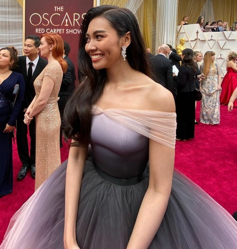 CelebsSpectator's tweet photo. @gamthestar #แก้มวิชญา��ี ในชุด ombre (ไล่สี) จากแบรนด์ไทย POEM และ Unkuniya บนเวที #Oscars 2020 https://t.co/gqSE91eEkw