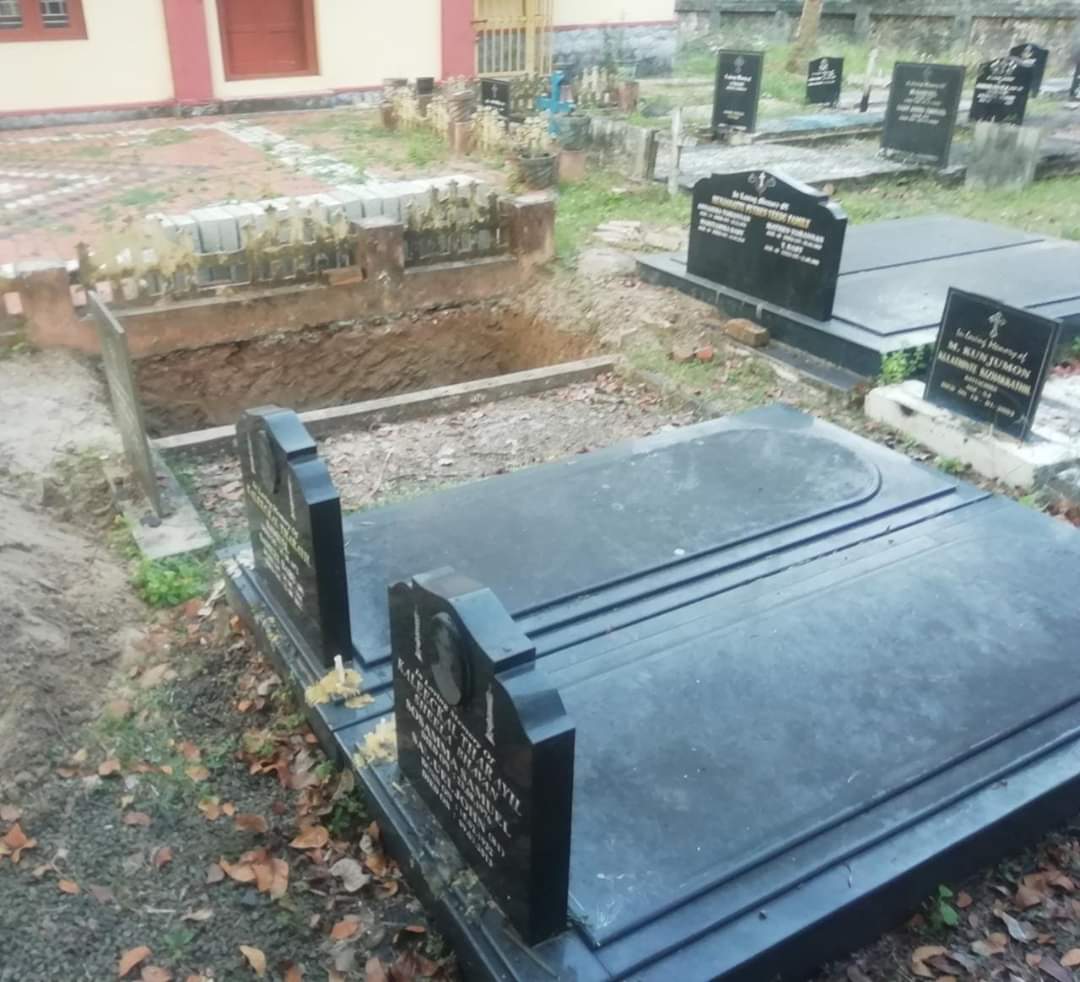 edacheriel's tweet photo. Kattachira,Kerala:Tomb of Jacobite Parishioner is broken by Indian Orthodox. IOC people removed bones inside tomb.Authorities pls take immediate action against these culprits
#BanIOC #RespectDead @CMOKerala @HMOIndia @24onlive @mathrubhumi @asianetnewstv @OHCHRAsia @amnesty @CNN https://t.co/bE2RI9VxIF