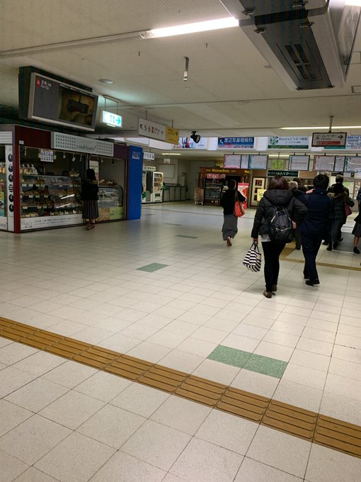 近鉄生駒線の駅構内が停電している画像