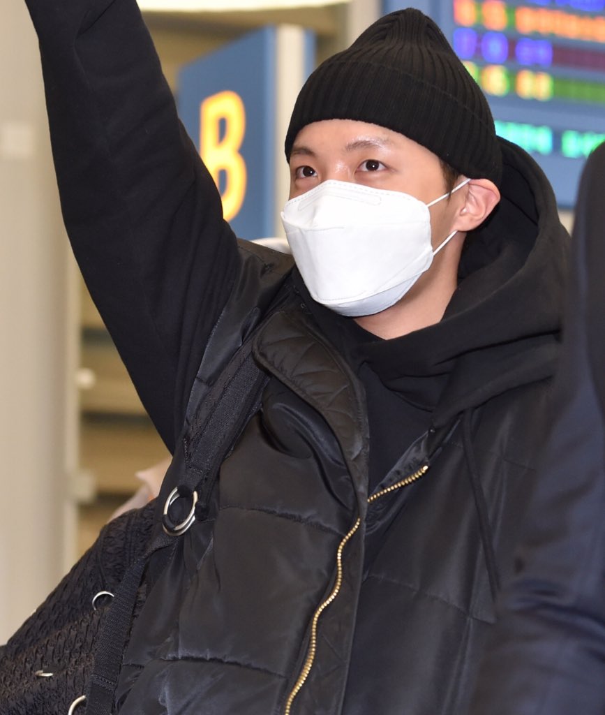 Soo Choi 💜 (REST) on X: Jhope explained about his airport fashion, the  jacket when he came back from LA. He said because of the bag he carried,  the neck area was