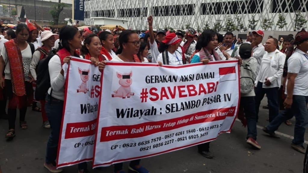 yusuf_dumdum's tweet photo. Keyakinanku memang melarang memakan Babi, tapi tidak harus melarang ada makanan Babi di Sumut.

Ini murni gerakan aksi damai, non politik. Mereka hanya ingin menuntut keadilan. #SaveBabi https://t.co/RD9pn1J2SF