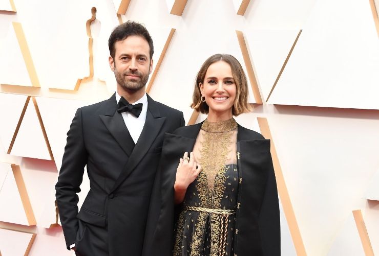 Check out photos of #NataliePortman (with her #dior cape that had female directors who didn't receive nominations) on the #academyawards2020 red carpet.
👉 buff.ly/31GfqPg